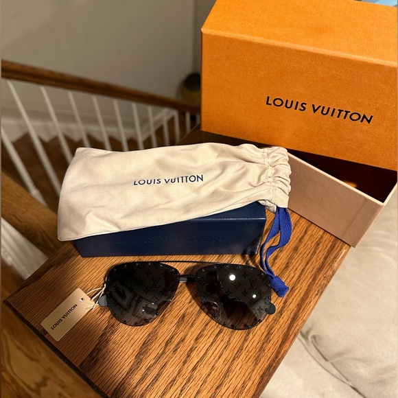 Louis Vuitton Sunglasses - Picture 2 of 15